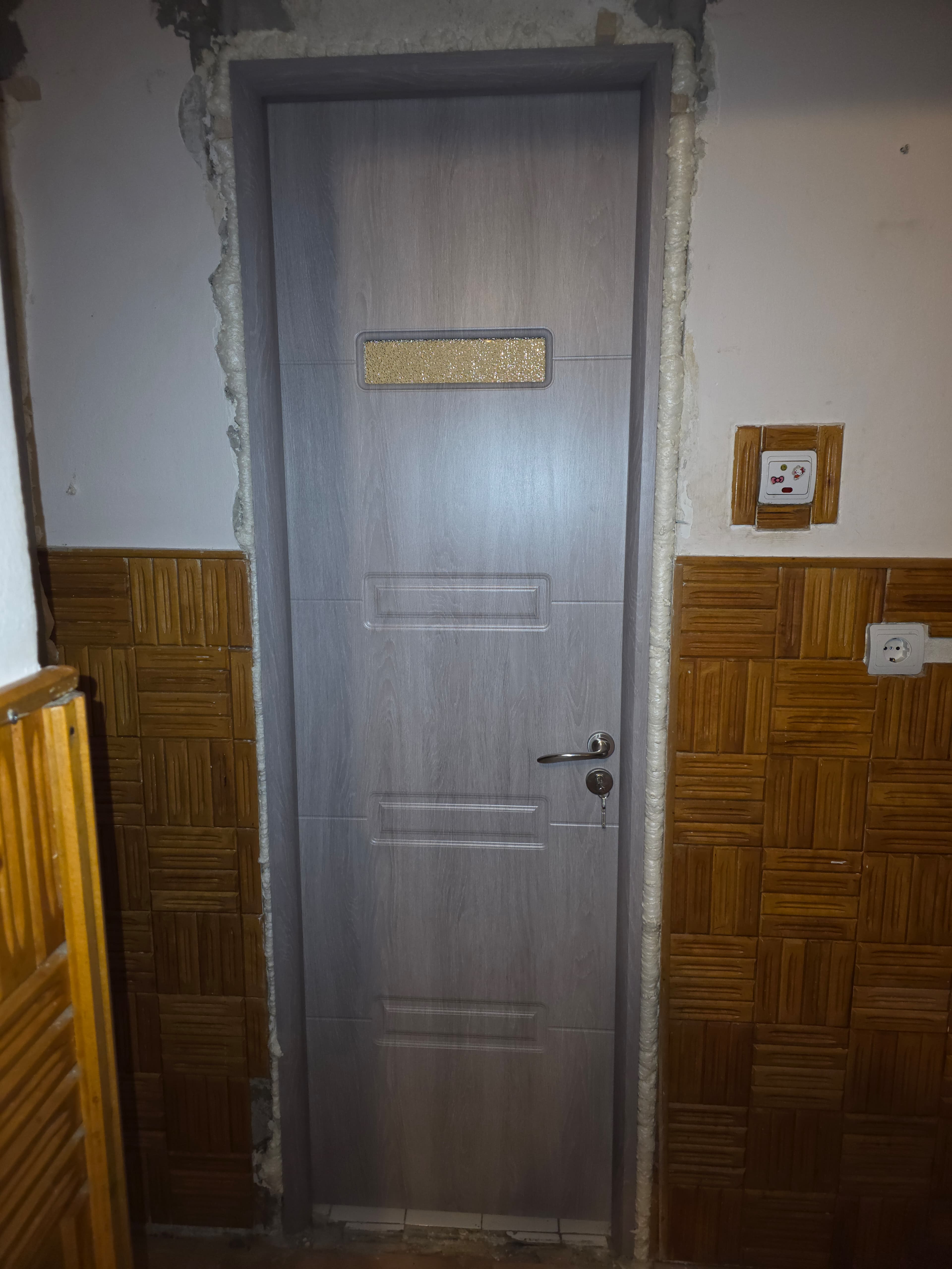 Usa de interior montata in Sighisoara