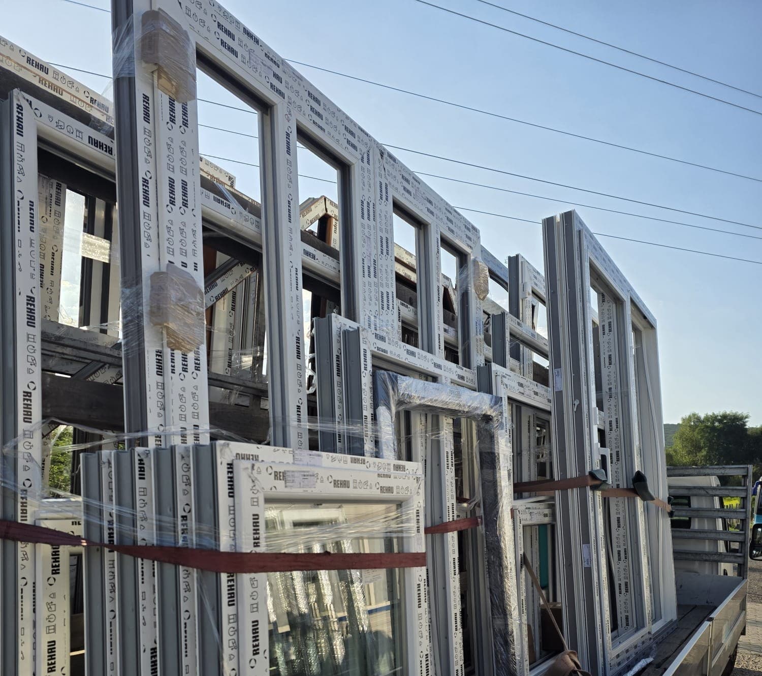 Ferestre PVC Rehau pregătite de Extraplast pentru montaj
