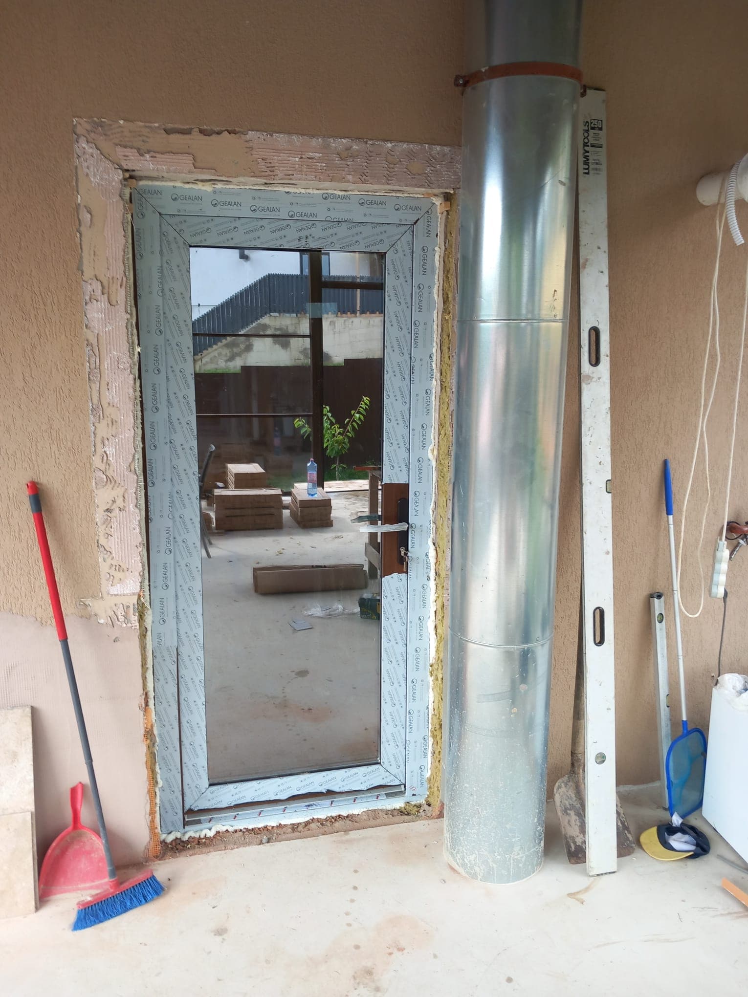 Usa PVC cu geam la intrare in casa montata in Ludus